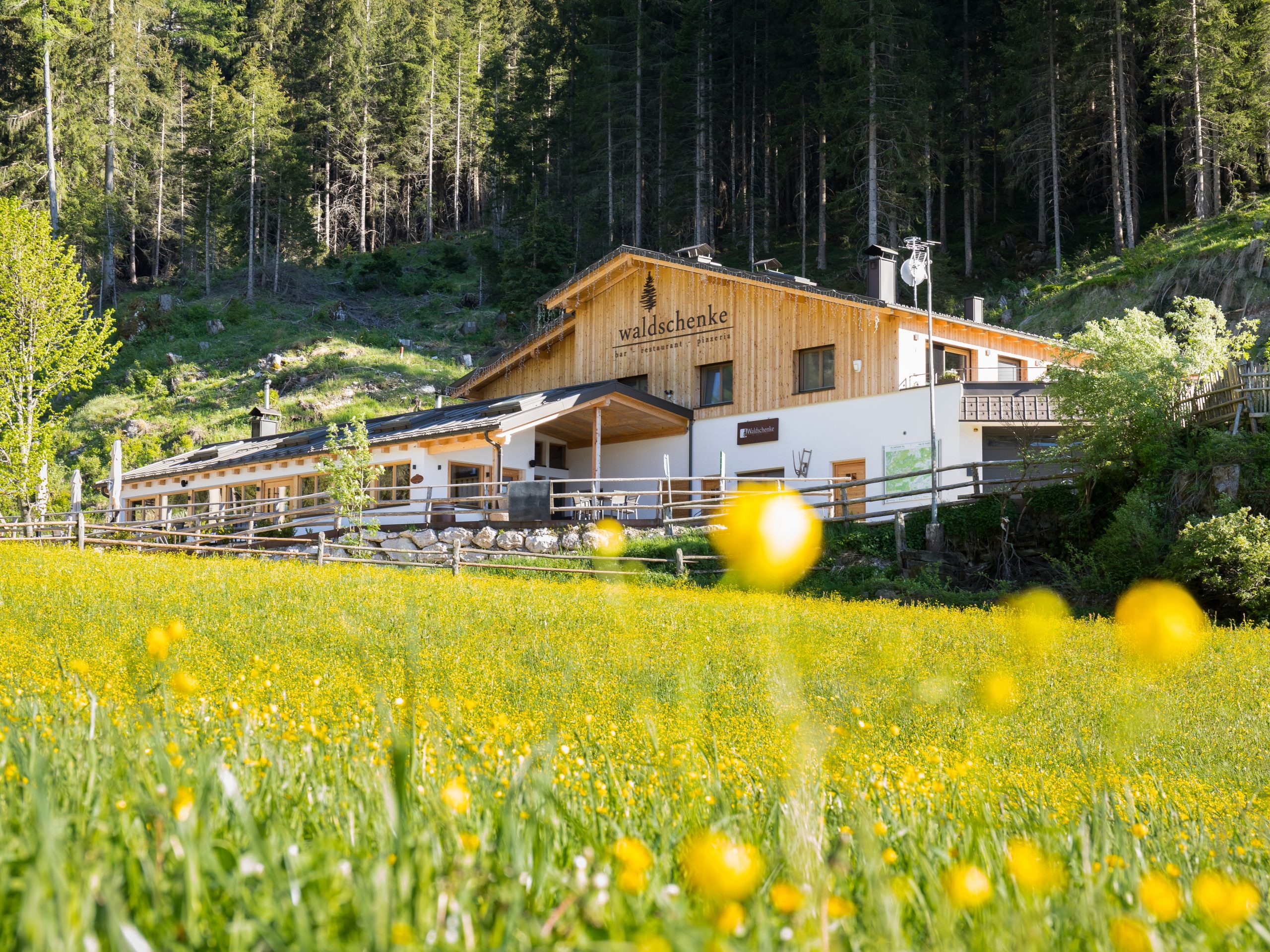 Waldschenke im Sommer von außen
